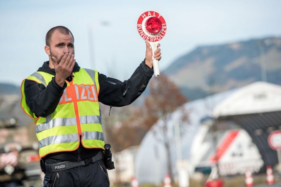 Immer wieder versuchen Schleuser Menschen auf der A93 über die deutsch-österreichische Grenze zu bringen und werden von der Bundespolizei gestoppt.