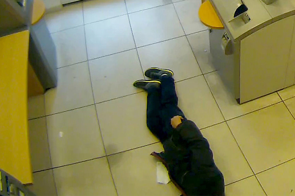 Der 82-Jährige war im Vorraum der Bank plötzlich zusammengebrochen.