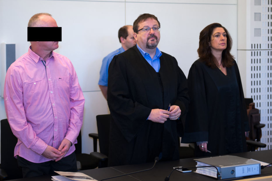 Alles auf Anfang: Detlev G. (58, l.) mit seinen Verteidigern Dr. Endrik Wilhelm und Brigitte Bertsch.