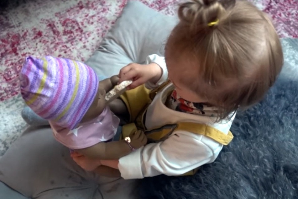 Ella bekam die größte Puppe, die es im Geschäft gab. Zu viel in dem Alter?