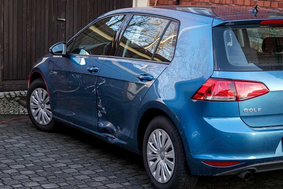 Der BMW-Fahrer krachte bei seiner Flucht in einen VW.
