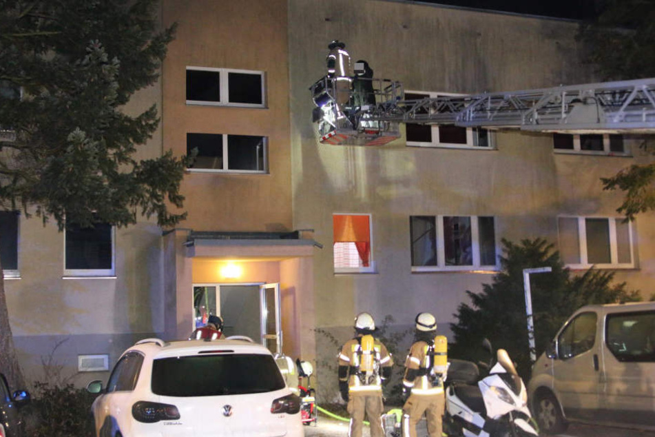 Über eine Drehleiter rettete die Feuerwehr diese Frau ins Freie.