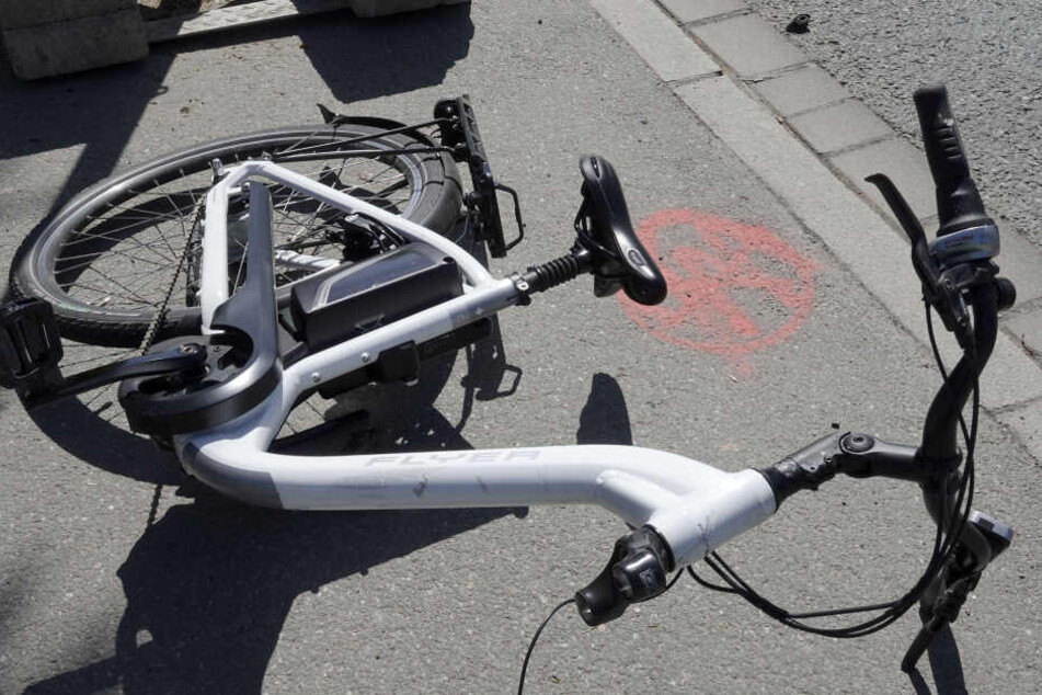 Das Fahrrad brach bei dem Unfall auseinander.