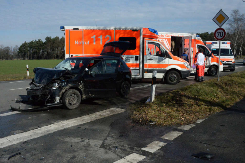 In dem Skoda saß eine komplette Familie. Die Mutter wurde schwer verletzt.