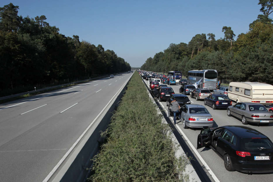 Für die Löscharbeiten musste die A67 voll gesperrt werden.