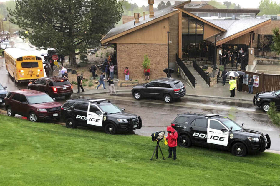 Polizisten stehen und vor einer Schule in den USA.
