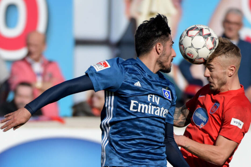 Berkay Özcan (links) vom HSV und Niklas Dorsch kämpfen um einen Kopfball.