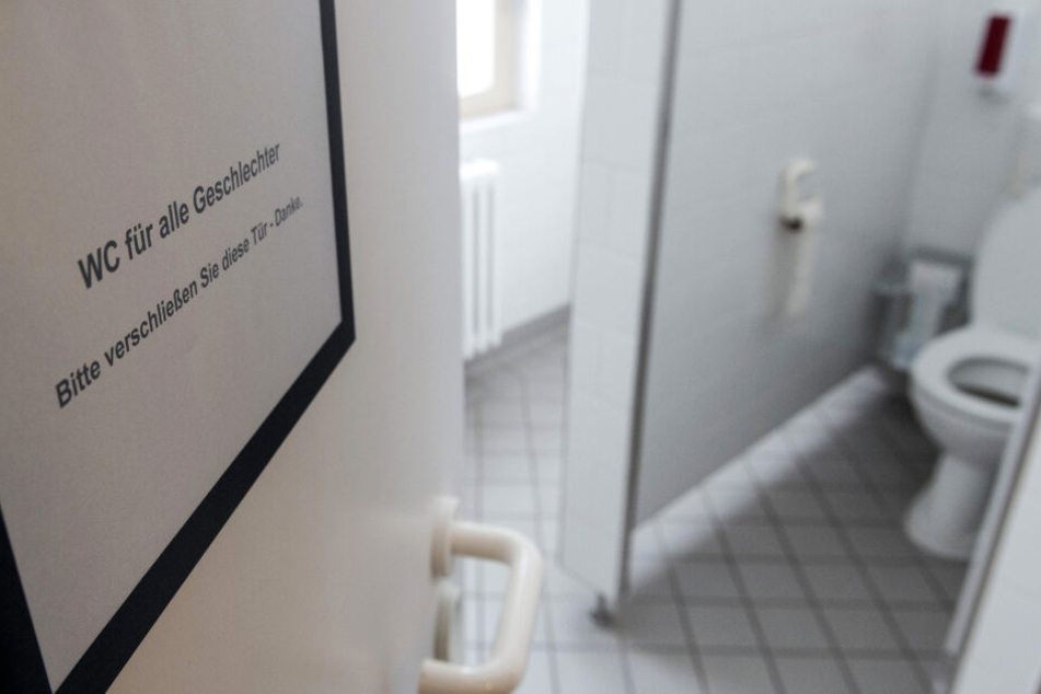 In öffentlichen Einrichtungen werden neben den Toiletten für Damen und Herren nun auch WCs für alle Geschlechter eingerichtet.