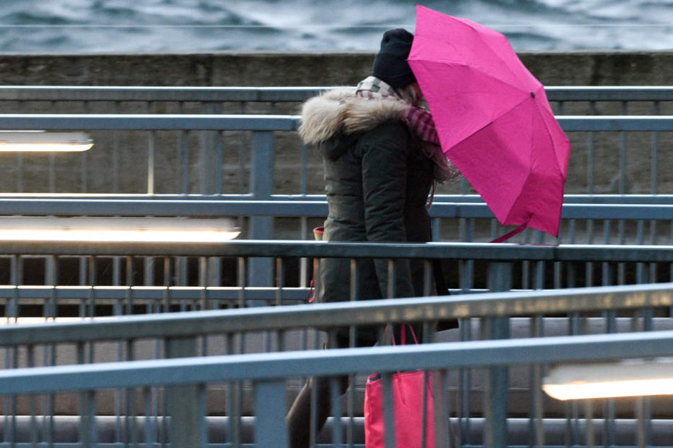 Ein Regenschirm war im Januar stets treuer Begleiter der Hessen. (Symbolbild)