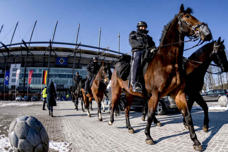 Polizisten zu Pferd sichern das Volksparkstadion vor einem HSV-Spiel. Vermutlich wird die Reiterstaffel auch beim Derby eingesetzt.