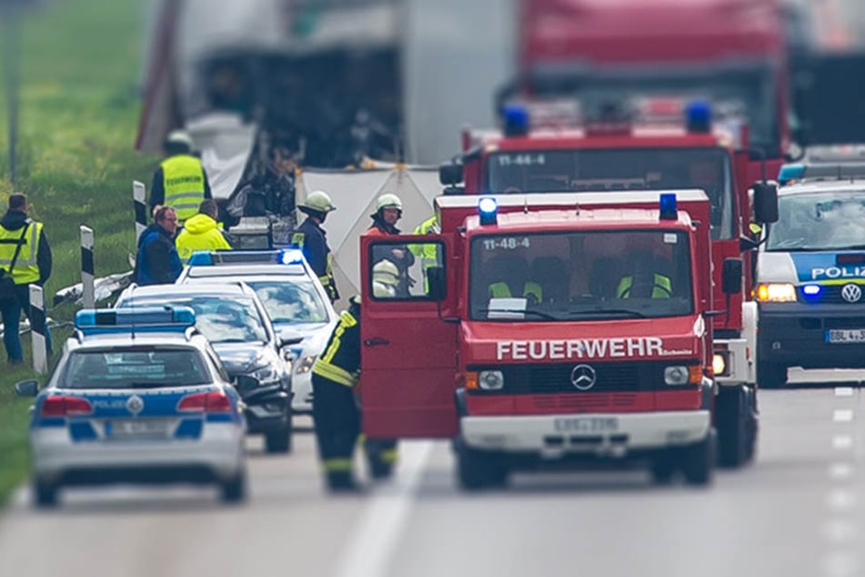 Neben zahlreichen Einsatz- und Rettungskräften wurde auch ein Rettungshubschrauber zur Unglücksstelle gerufen. (Symbolbild)