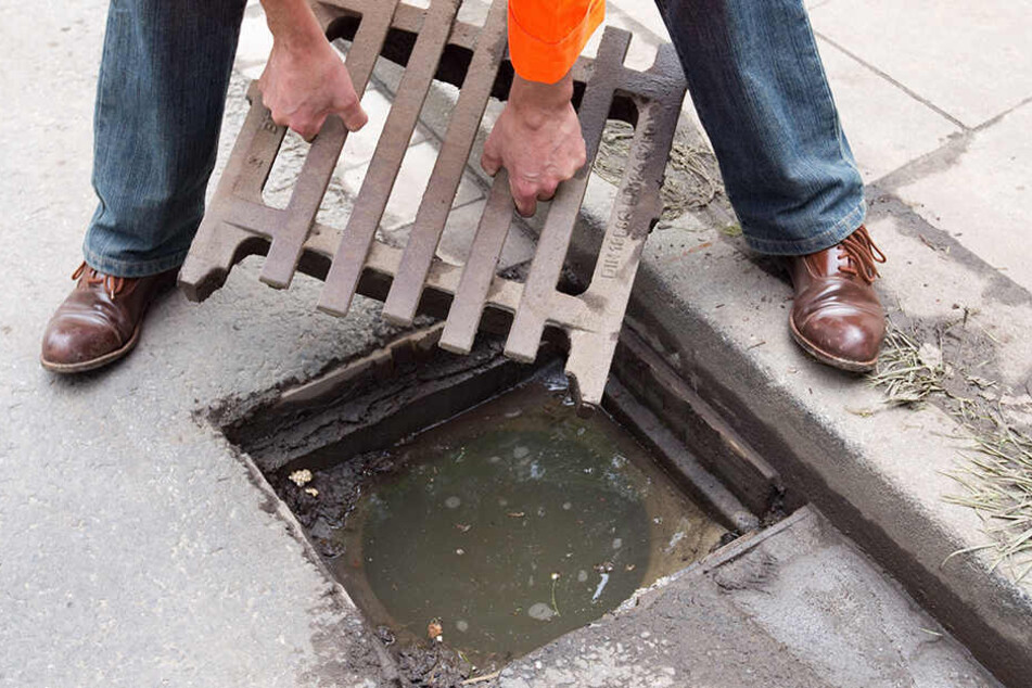 Ein Einbrecher im Leipziger Norden nutzte einen Gullydeckel als Türöffner (Symbolbild).