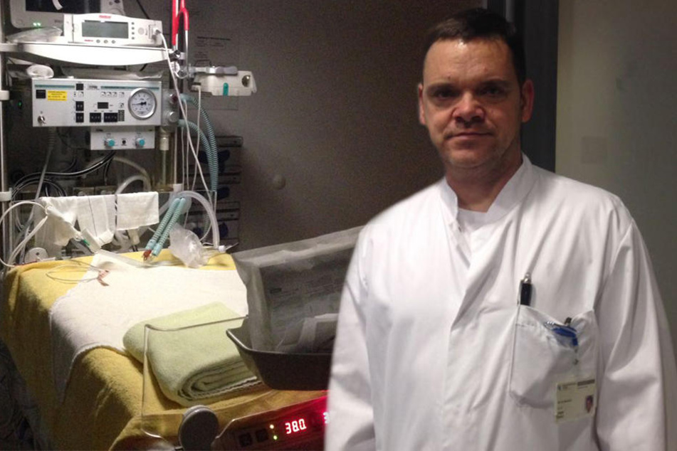 Prof. Dr. med. Holger Stepan (50) zeigt uns, wo die Frühgeborenen erstversorgt werden. In dem Raum herrschen muckelige 38 Grad.