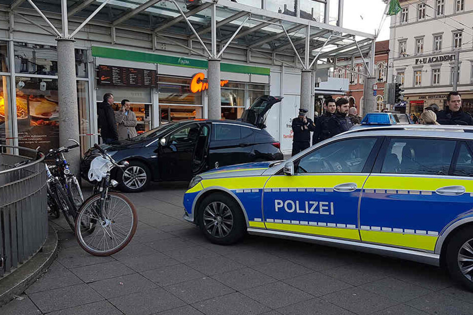 Ein Mann raste am Samstagnachmittag auf mehrere Fußgänger zu. Ein Opfer starb am seinen Verletzungen.