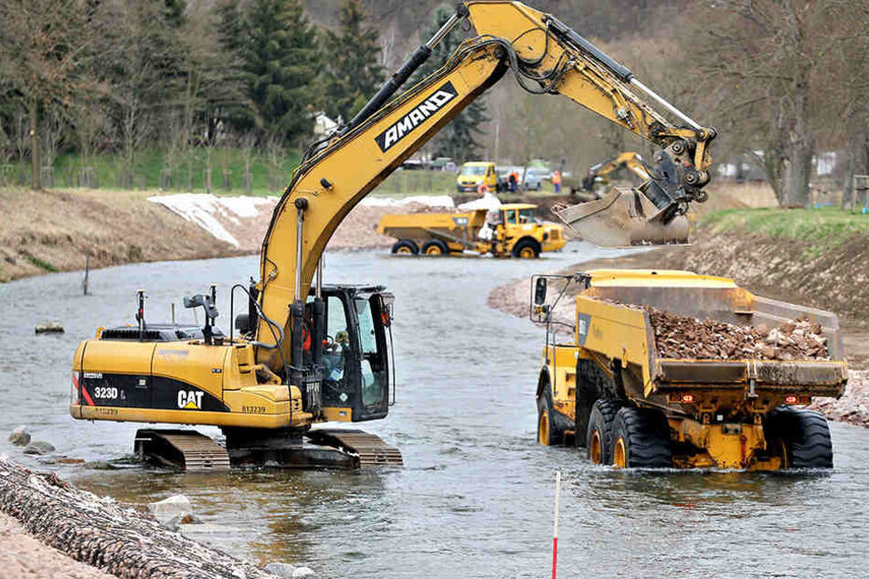 Für besseren Flutschutz: In diesem Jahr wurde in Roßwein tonnenweise Sedimente aus der Freiberger Mulde gebaggert.