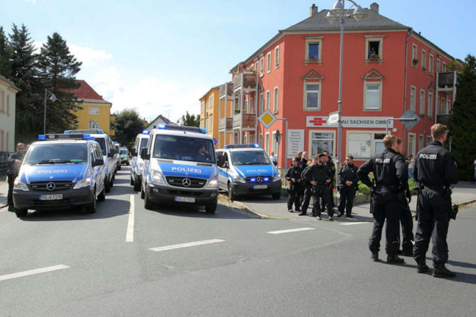 Zwei Rechte haben in Heidenau drei Flüchtlinge angegriffen und verletzt (Archivbild).