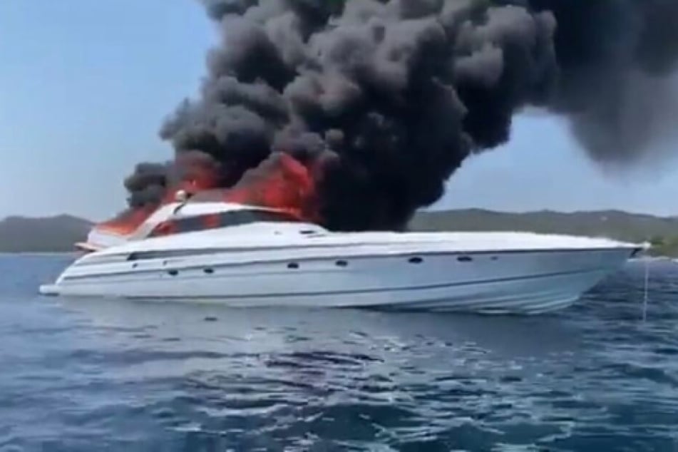 Das Schiff, das Maitre Gims mit drei Freunden vor Bonifacio auf Korsika mietete, in Flammen.