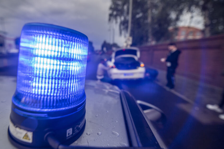 Die Polizei bei einer Verkehrskontrolle. (Symbolbild)