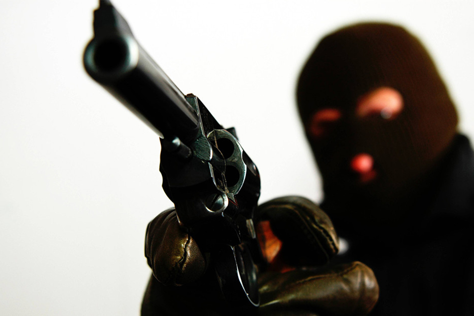 Der Täter bedrohte die Kassiererin mit einer Pistole und forderte Bargeld.