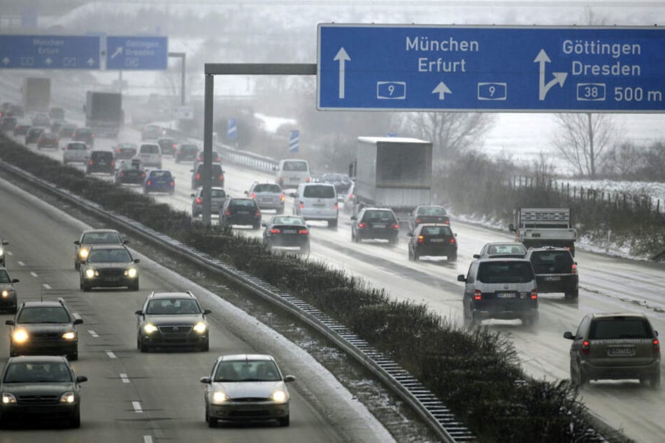 Der Schnee machte Fahrten mit dem Auto gefährlich. (Symbolbild)