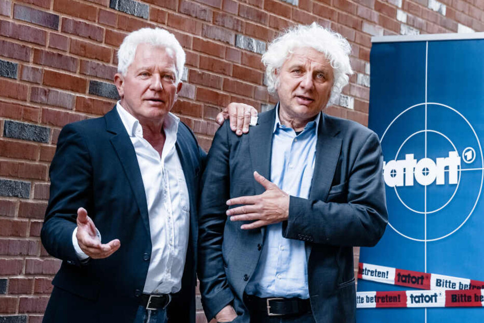 Die Schauspieler Udo Wachtveitl (r) und Miroslav Nemec gestikulieren bei einem Pressetermin.