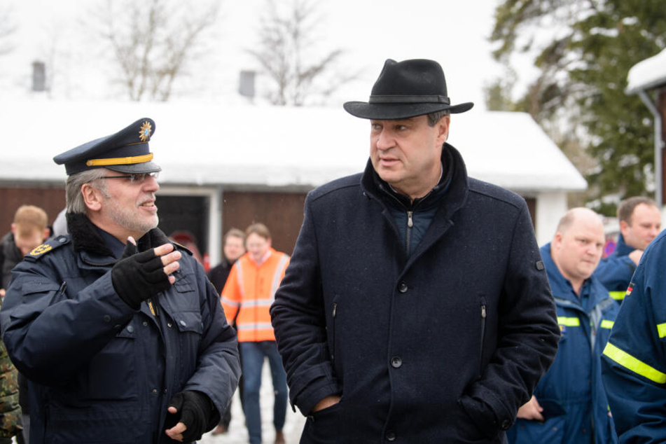 Markus Söder unterhält sich bei seinem Besuch in Wolfratshausen mit Robert Kopp, dem Polizeipräsidenten vom Polizeipräsidium Oberbayern Süd.
