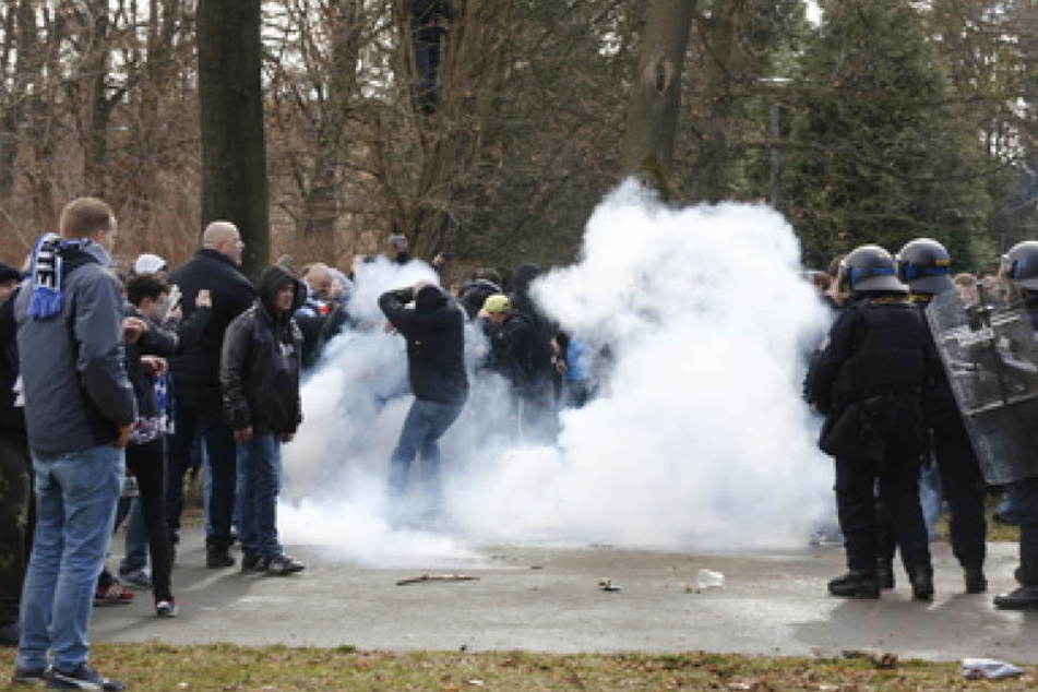 Ein Dutzend Hooligans wurden von der Polizei festgenommen.