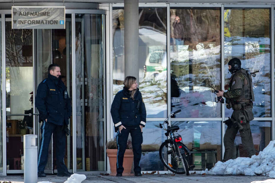 Polizisten vor dem Bezirksklinikum Mainkofen.