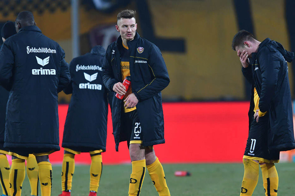 Niedergeschlagene Dynamos: Haris Duljevic vergräbt das Gesicht in der Hand, Florian Ballas guckt unglücklich - das war kein schöner Abend für die Schwarz-Gelben.