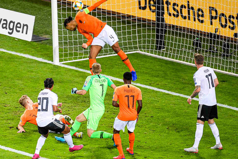 An allen vorbei: Serge Gnabry (Zweiter von links) trifft zum 1:0 für Deutschland.