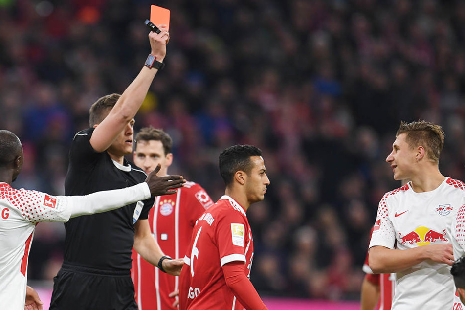 Schiedsrichter Daniel Siebert zeigte RB Leipzigs Kapitän Willi Orban bereits nach elf Minuten Rot.