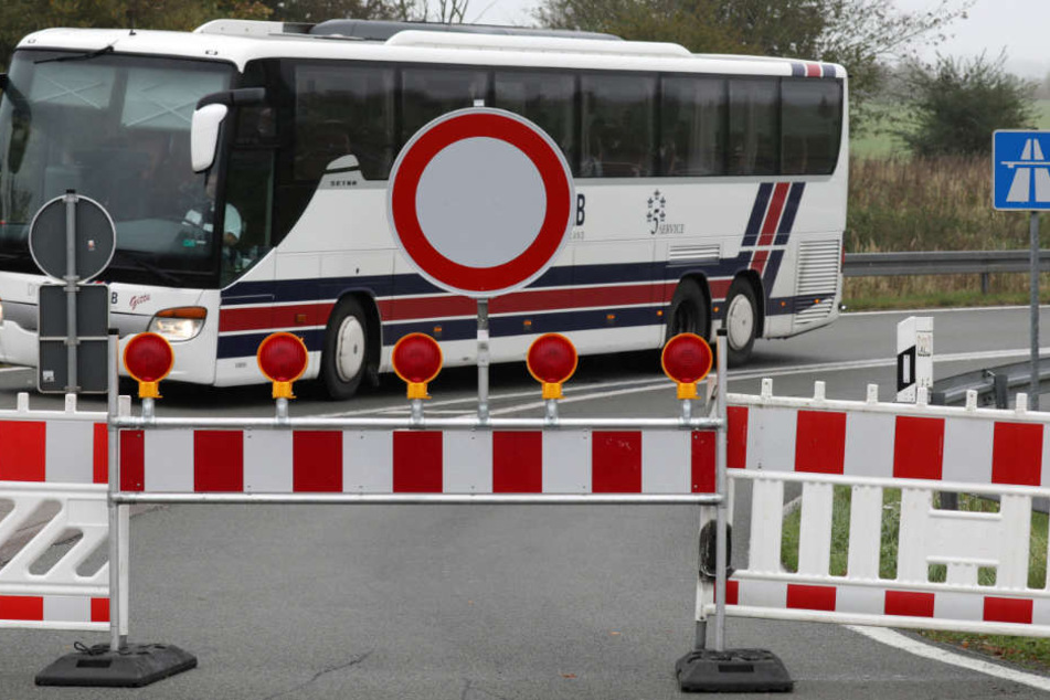 Durch einen umgekippten Sattelzug bleibt die A33 bis ungefähr 12 Uhr voll gesperrt. (Symbolbild)