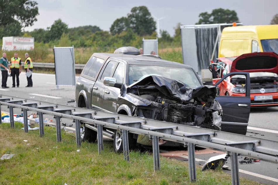 Der schwere Pick-Up der Unfallfahrerin steht an der Leitplanke der A20.