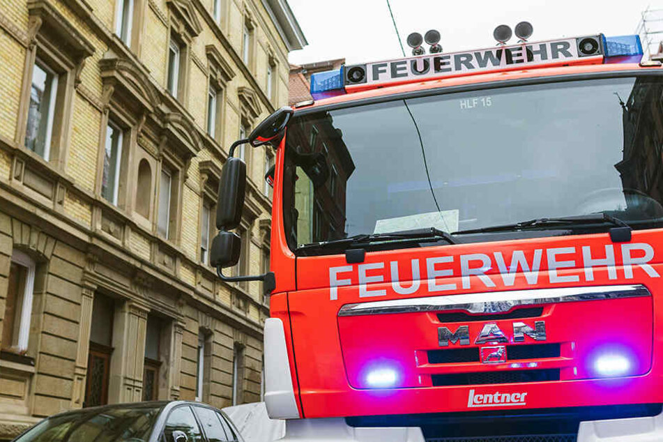 Die Feuerwehr musste zwei brennende Autos und einen Wohnwagen löschen. (Symbolbild)