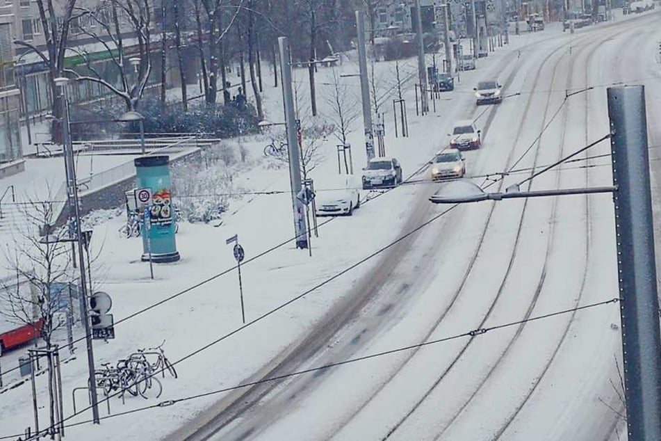 Leipzig (hier Karl-Liebknecht-Straße) ist am Samstagmorgen komplett in weiß gehüllt.