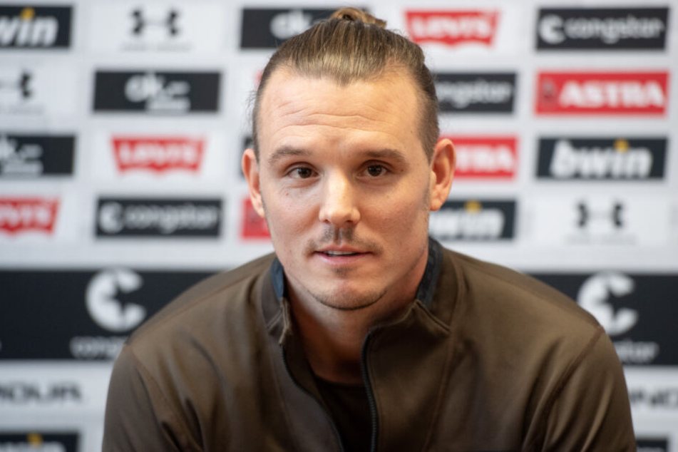 Fußball-Gott Meier bei einer Pressekonferenz.