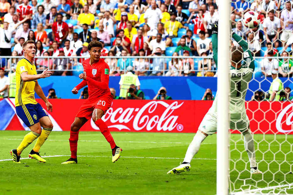 Englands Dele Alli (Mitte) erzielt per Kopf das 2:0. Schwedens Emil Krafth (l.) und Torhüter Robin Olsen (r.) können nur zuschauen.