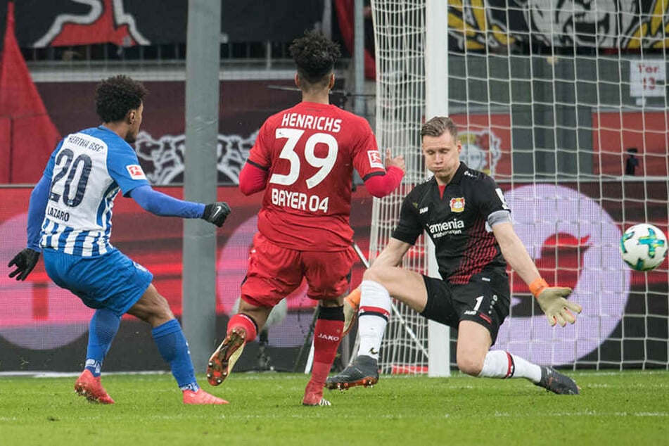 Herthas Valentino Lazaro (l) erzielt gegen Leverkusens Torhüter Bernd Leno (r) und Benjamin Henrichs seinen Treffer zum 1:0.