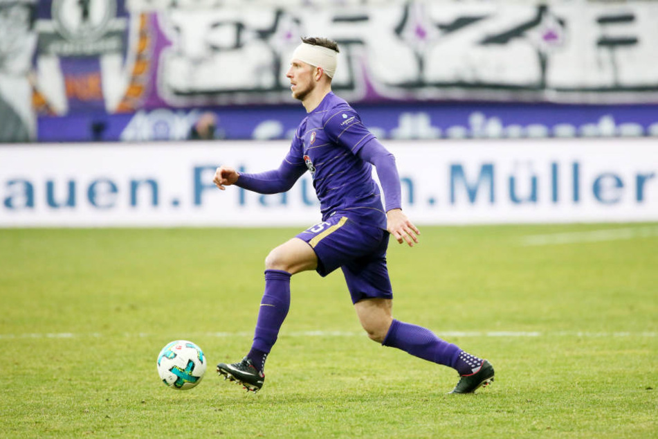 Spielte nach dem Zusammenprall mit Ingolstadts Thomas Pleld mit Turban weiter: Dennis Kempe. Jetzt sind auch die Kopfschmerzen weg.