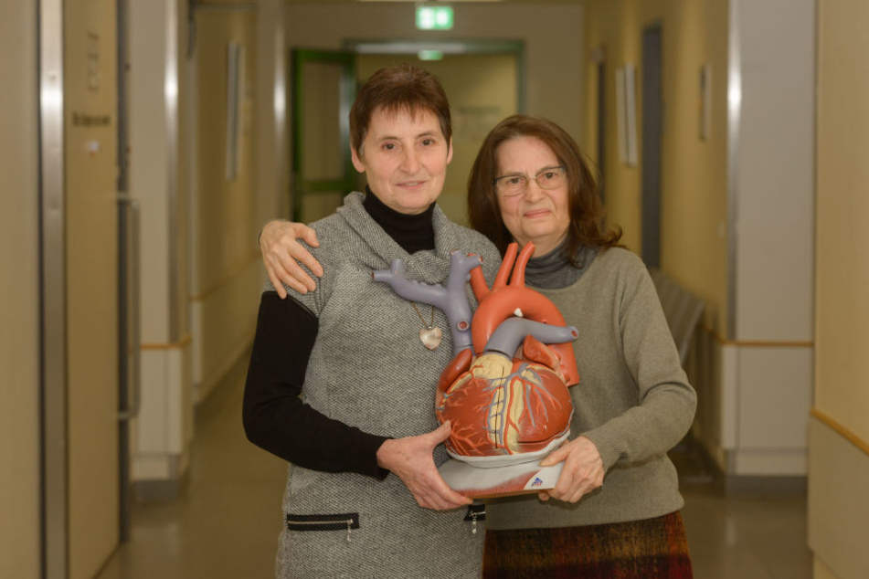 Die Schwestern Olga Hilz (66, re.) und Lilli Kuhn (59) aus Dresden hatten riesiges Glück: Beiden wurde erfolgreich ein neues Herz transplantiert.