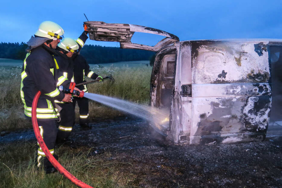 Der VW Transporter brannte komplett aus.