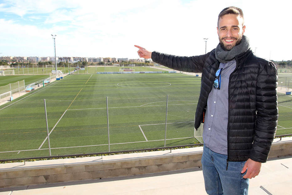 Fußballplätze im Cambrils Park Resort, wohin das Auge schaut! Jordi Segura Aguilar, seines Zeichens "Destination Manager Spanien", zeigt auf sein Salouer Reich.