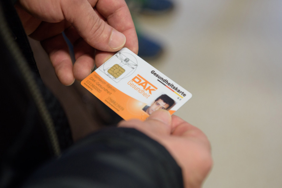 Mit der Gesundheitskarte können Asylbewerber ab Januar direkt zum Arzt gehen.