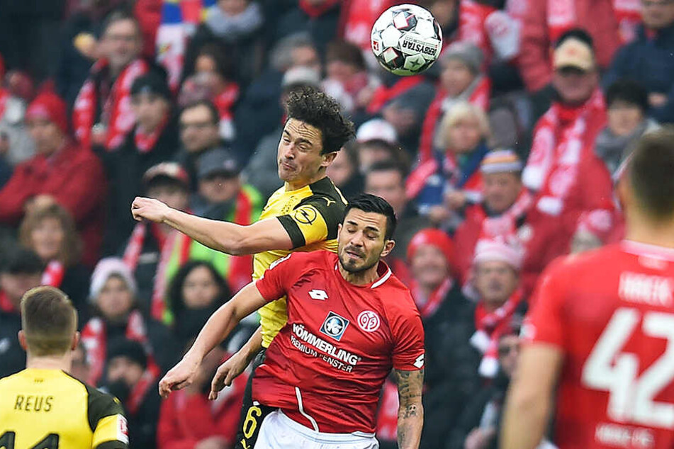 BVB-Sechser Thomas Delaney (oben) setzt sich im Kopfball-Zweikampf gegen den Mainzer Danny Latza (unten) durch.