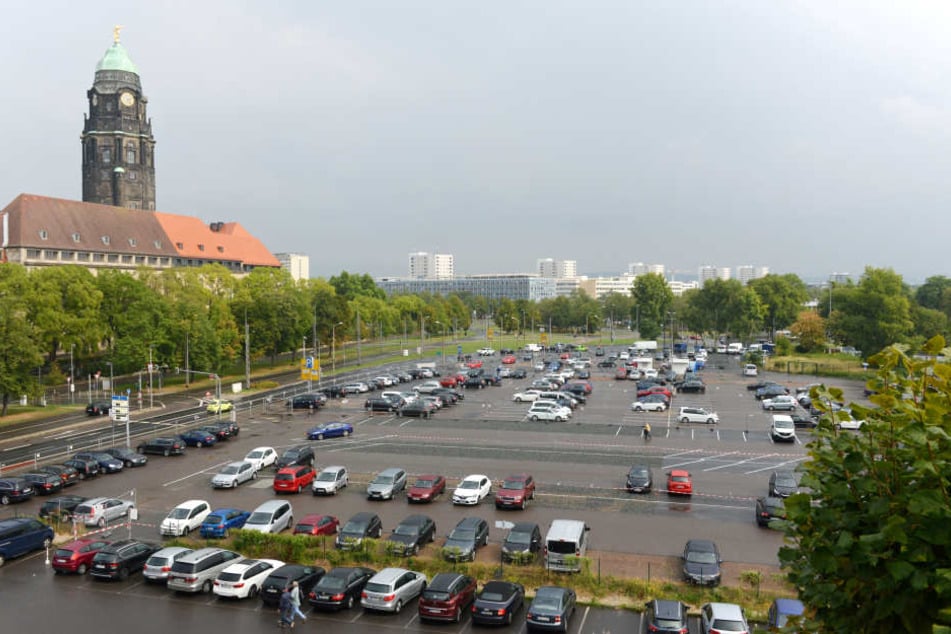 Momentan ist das winzige Grundstück Teil des großen Parkplatzes auf dem Ferdinandplatz. 2020 soll hier ein neues Rathaus gebaut werden.
