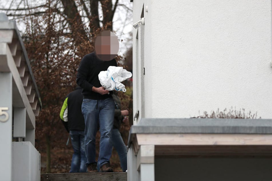 Ein Polizist verlässt das Haus, in dem am Dienstag drei Leichen gefunden wurden.