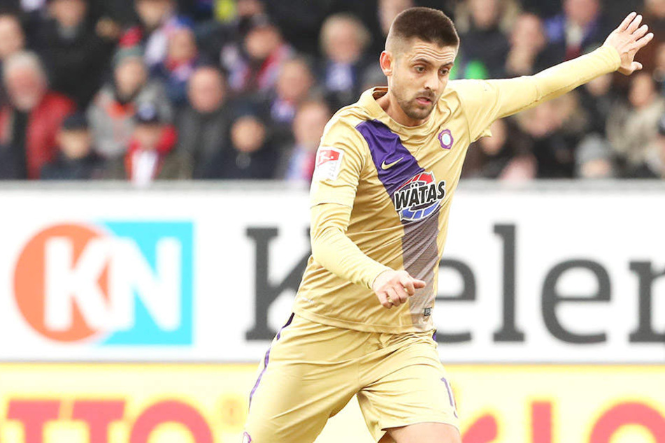 Dimitrij Nazarov im Spiel gegen Holstein Kiel am Ball. Der Stürmer sieht seinen FC Erzgebirge Aue auf einem guten Weg.