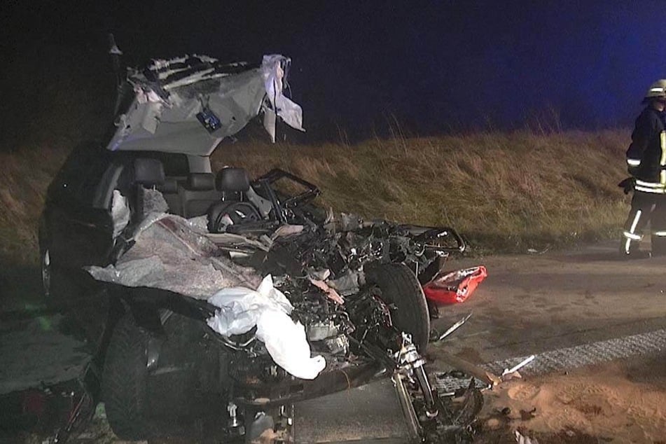 Die Rettungskräfte mussten das Fahrzeug aufschneiden, um den verletzten Fahrer zu befreien.