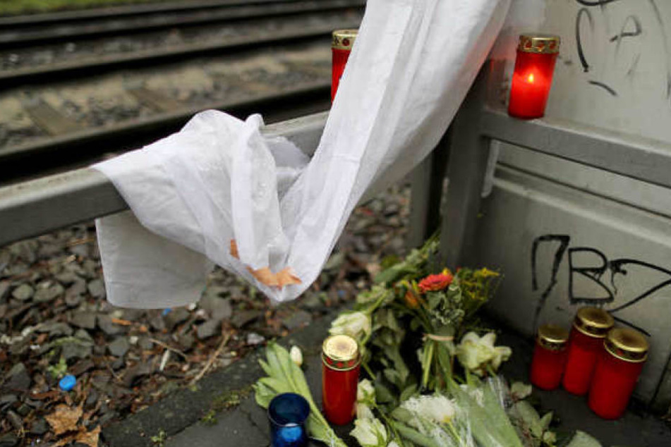Kerzen und Blumen an der Unfallstelle in Köln.