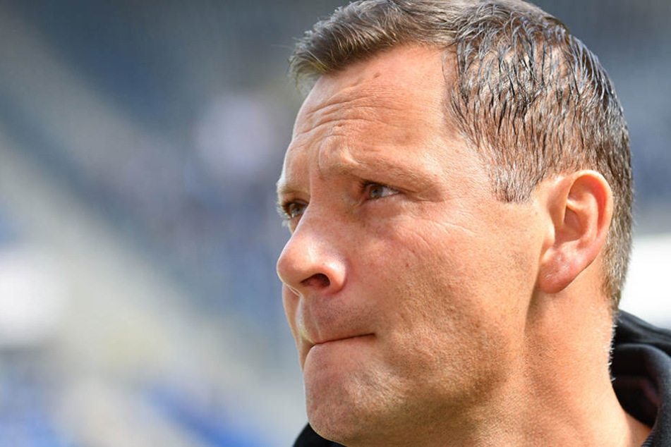 Berlins Trainer Pal Dardai steht im Stadion.